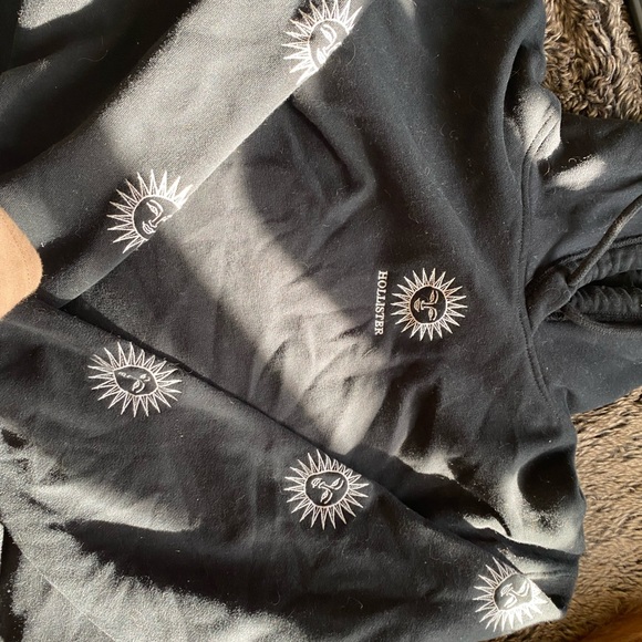 Cropped Sun Hollister Hoodie - Picture 2 of 2